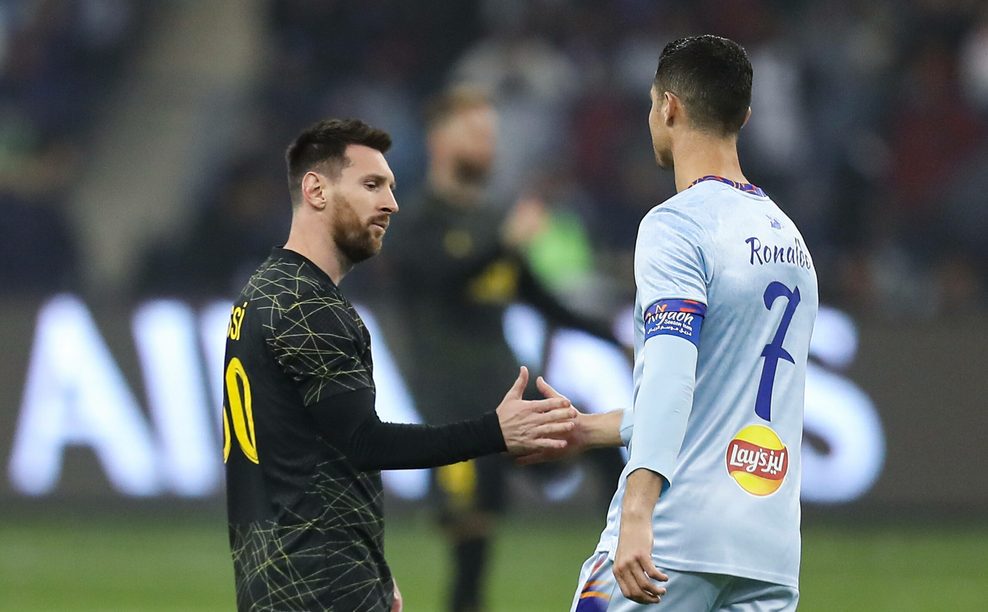 Lionel Messi und Cristiano Ronaldo klatschen sich ab nach dem Spiel Riyadh All Stars gegen Paris Saint-Germain