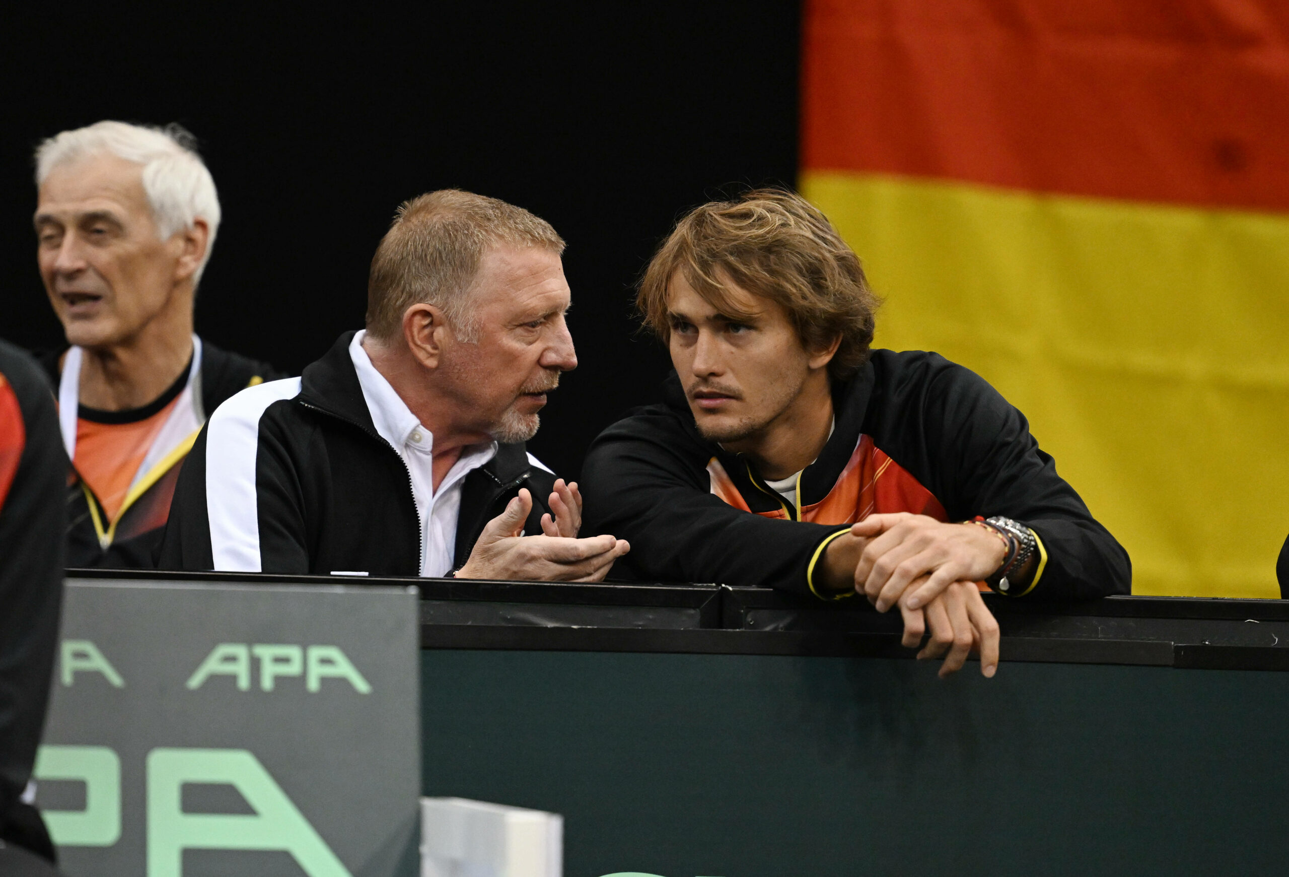 Boris Becker und Alexander Zverev unterhalten sich beim Davis Cup