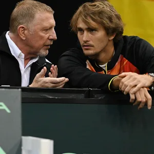 Boris Becker und Alexander Zverev unterhalten sich beim Davis Cup