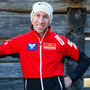 Thomas Diethart lächelt in die Kamera.