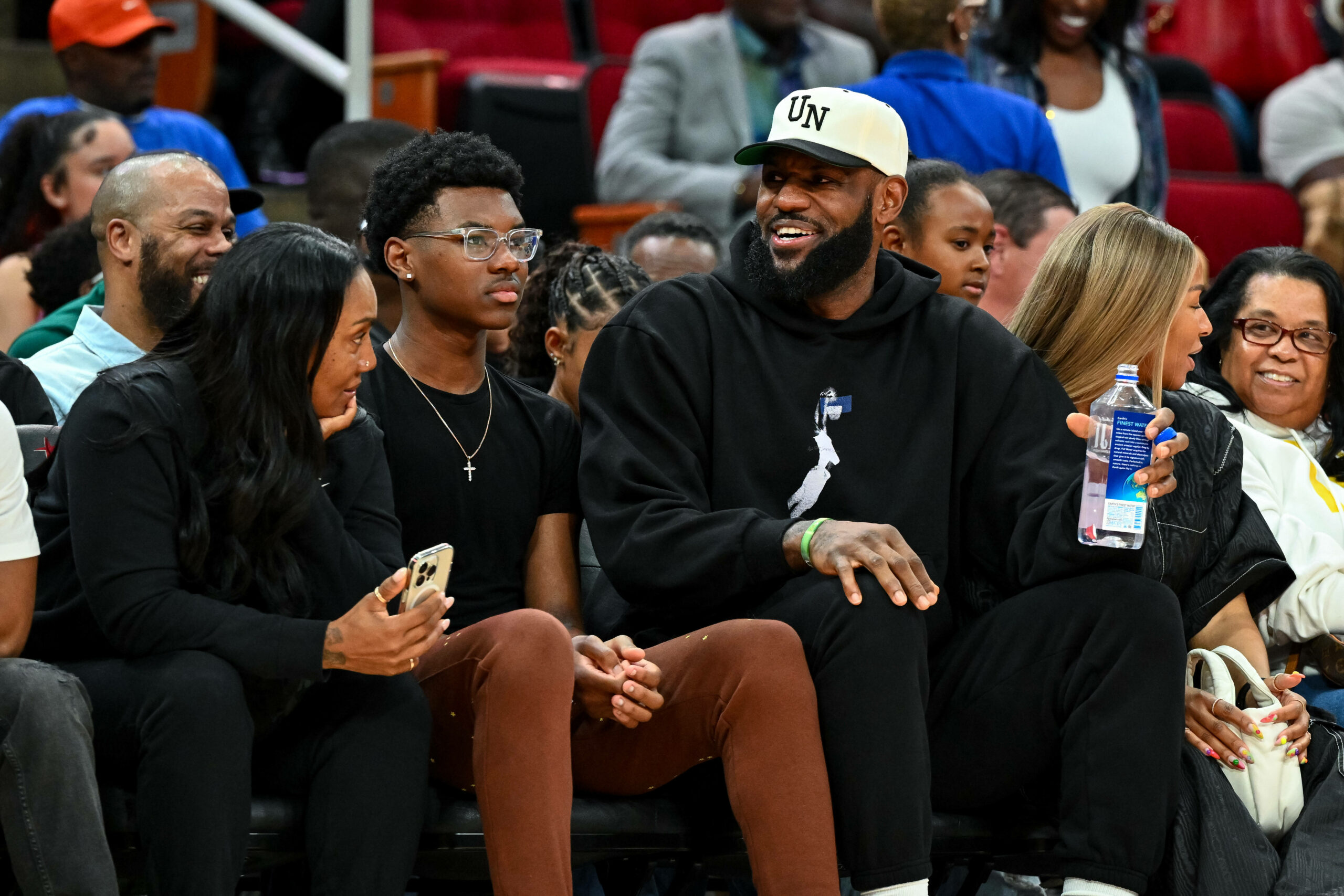 LeBron James mit seiner Familie bei einem Basketballspiel