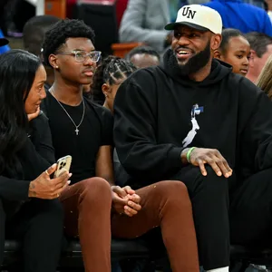 LeBron James mit seiner Familie bei einem Basketballspiel