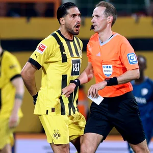 Emre Can ist wütend und redet auf Sascha Stegemann ein