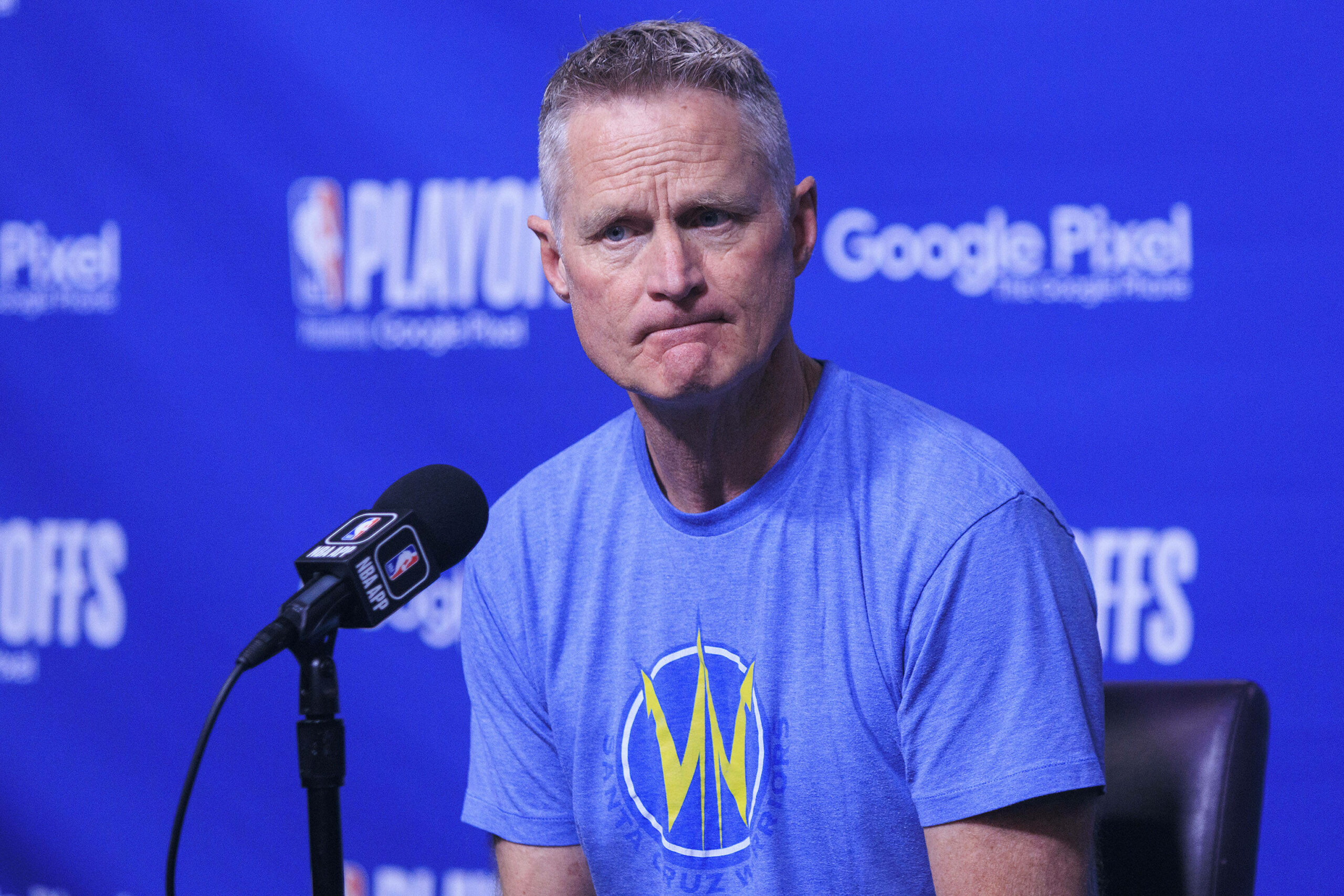 Steve Kerr mit verbitterter Miene auf einer Pressekonferenz