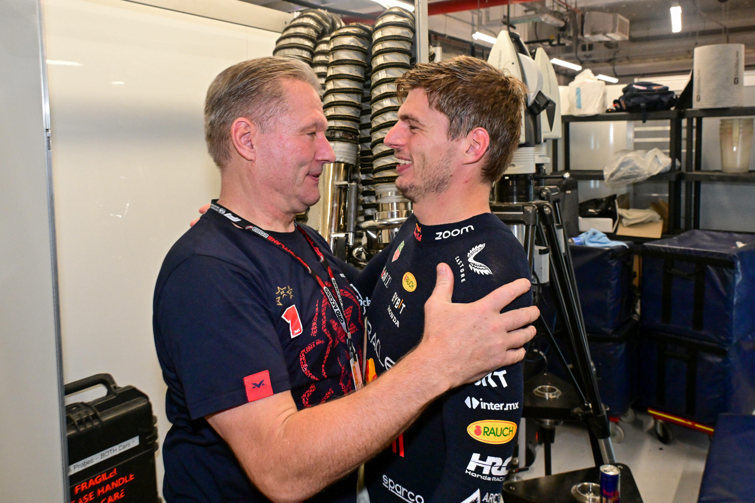 Jos Verstappen und Max Verstappen umarmen sich und schauen sich an