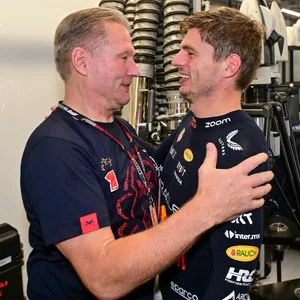 Jos Verstappen und Max Verstappen umarmen sich und schauen sich an