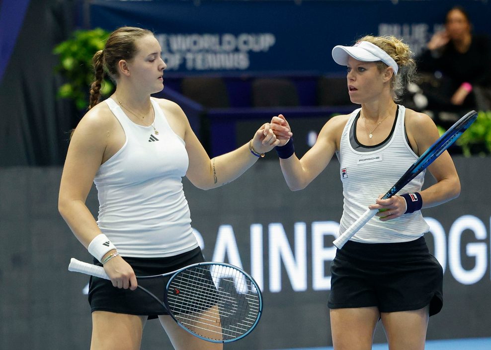 Jule Niemeier und Laura Siegemund klatschen sich ab