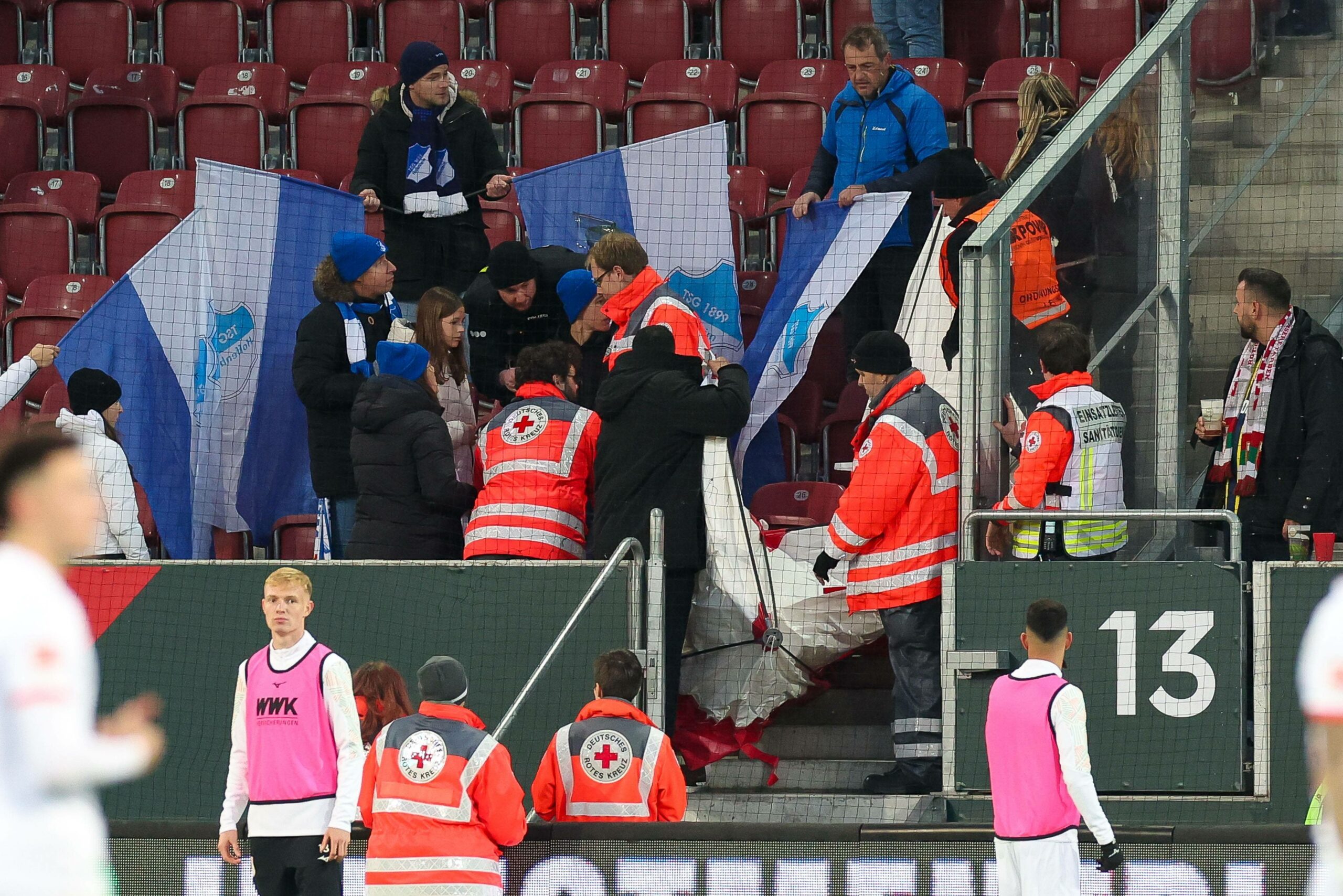 Sanitäter kümmern sich in Augsburg um verletzte Fans