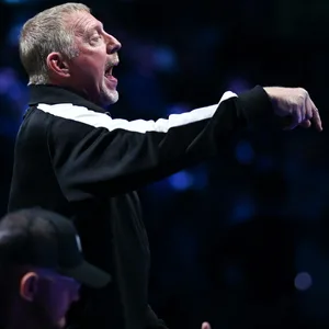 Boris Becker schreit und zeigt mit dem rechten Zeigefinger nach unten