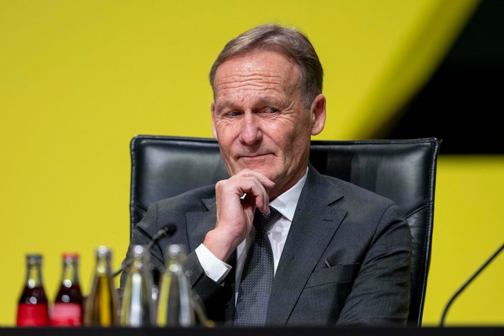 Hans-Joachim Watzke grübelt auf dem Podium