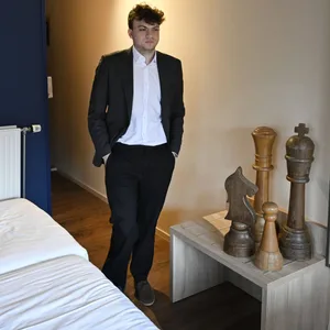 Hans Niemann in einem Hotelzimmer
