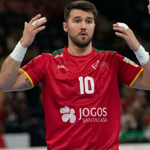 Miguel Martins versteht eine Schiedsrichter-Entscheidung nicht