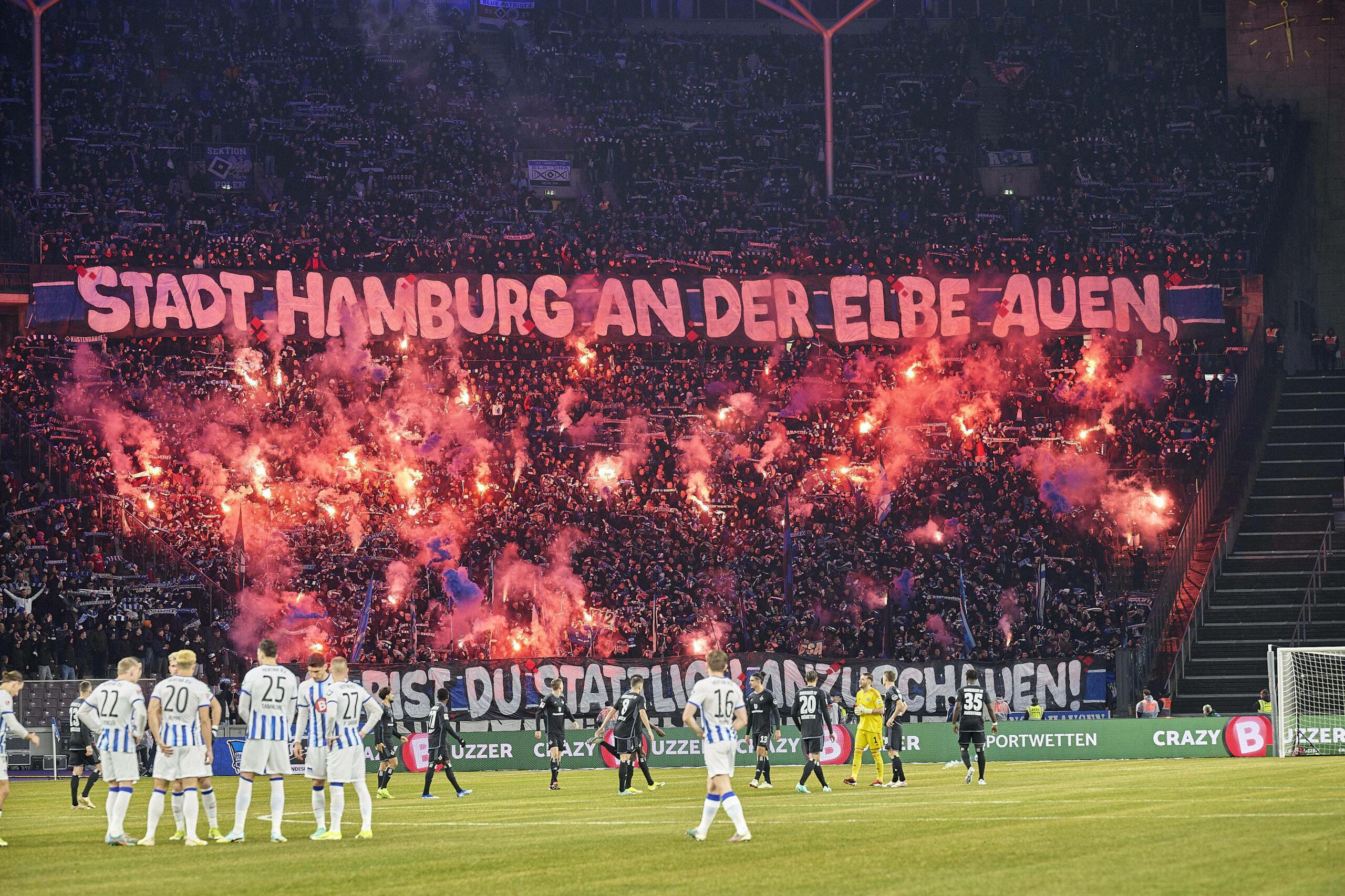 Im HSV-Block im Olympiastadion wird Pyrotechnik gezündet