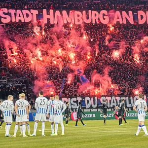 Im HSV-Block im Olympiastadion wird Pyrotechnik gezündet