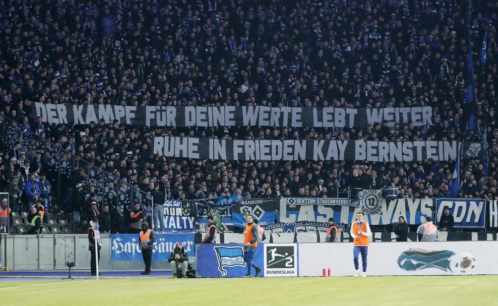 HSV-Fans mit Transparent: Der Kampf für deine Werte lebt weiter – Ruhe in Frieden Kay Berstein