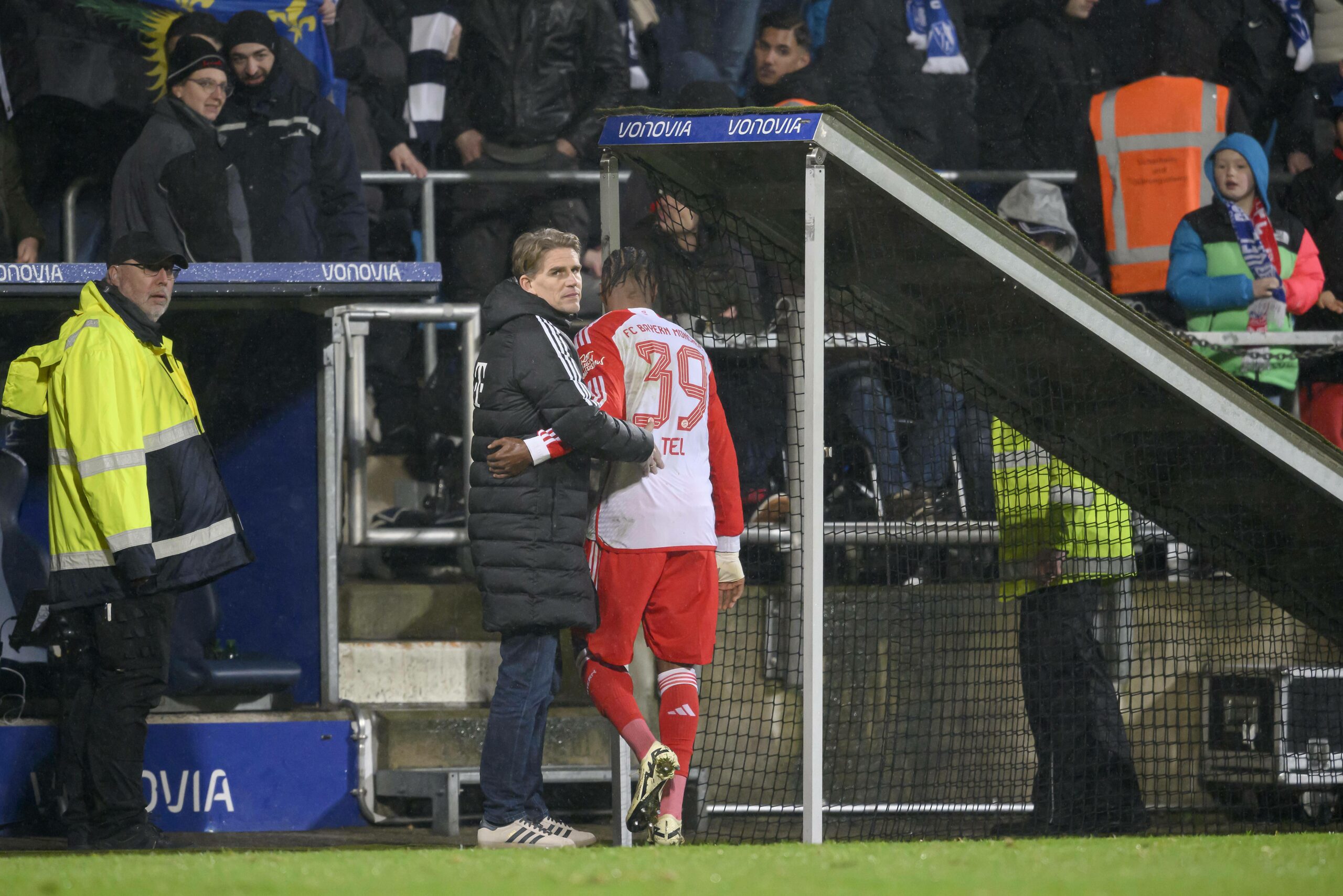 Christoph Freund tröste den enttäuschten Mathys Tel in Bochum