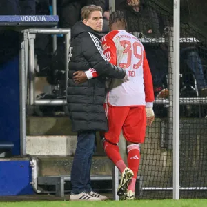 Christoph Freund tröste den enttäuschten Mathys Tel in Bochum