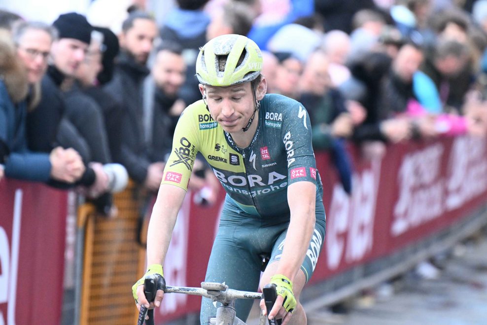 Lennard Kämna fährt mit enttäuschtem Blick auf seinem Rennrad