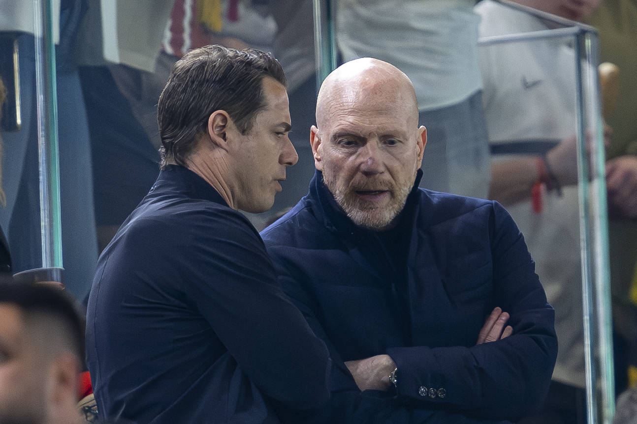 Lars Ricken und Matthias Sammer im Gespräch auf der Tribüne