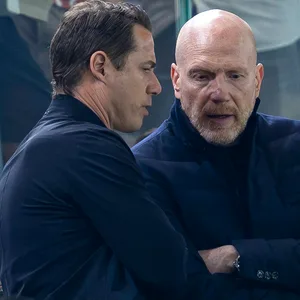 Lars Ricken und Matthias Sammer im Gespräch auf der Tribüne