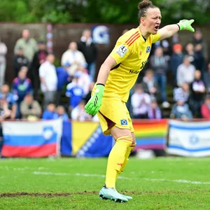 Almuth Schult gibt im HSV-Trikot Anweisungen an ihre Mitspielerinnen