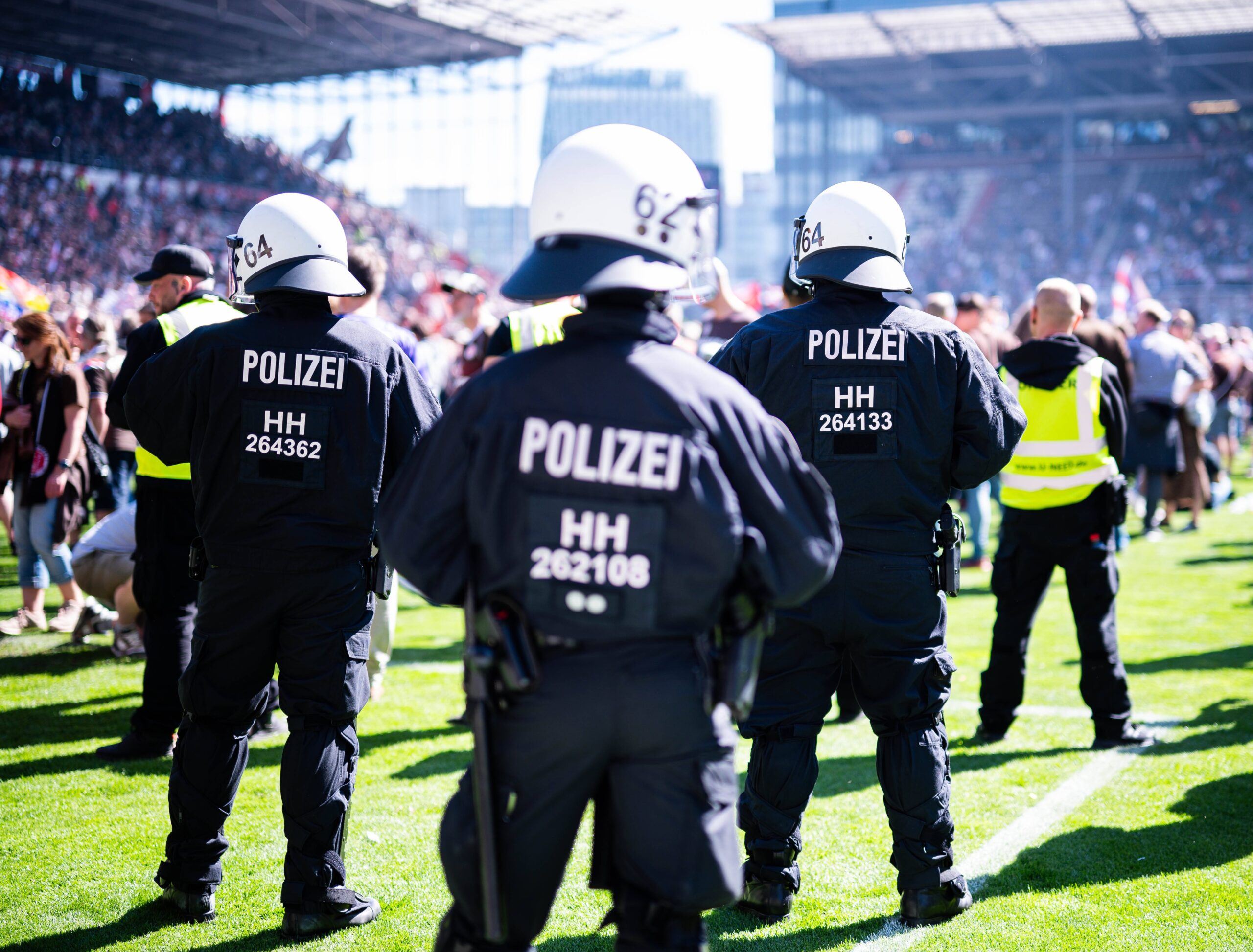 Polizei bei der Aufstiegsparty am Millerntor 2024