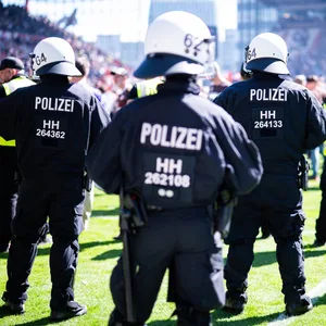 Polizei bei der Aufstiegsparty am Millerntor 2024