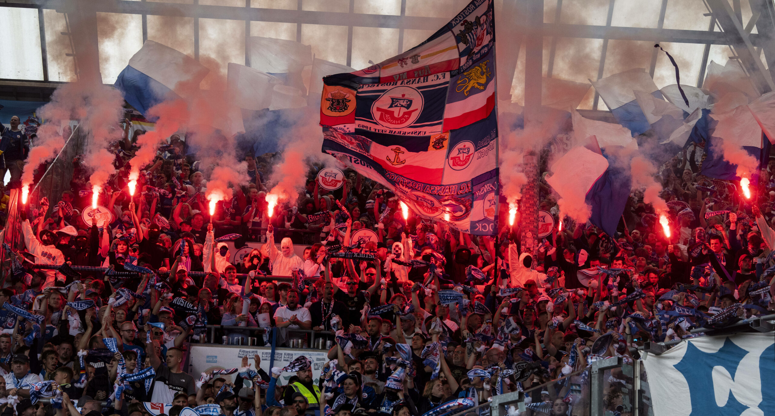 Fans von Hansa Rostock zünden Pyrotechnik