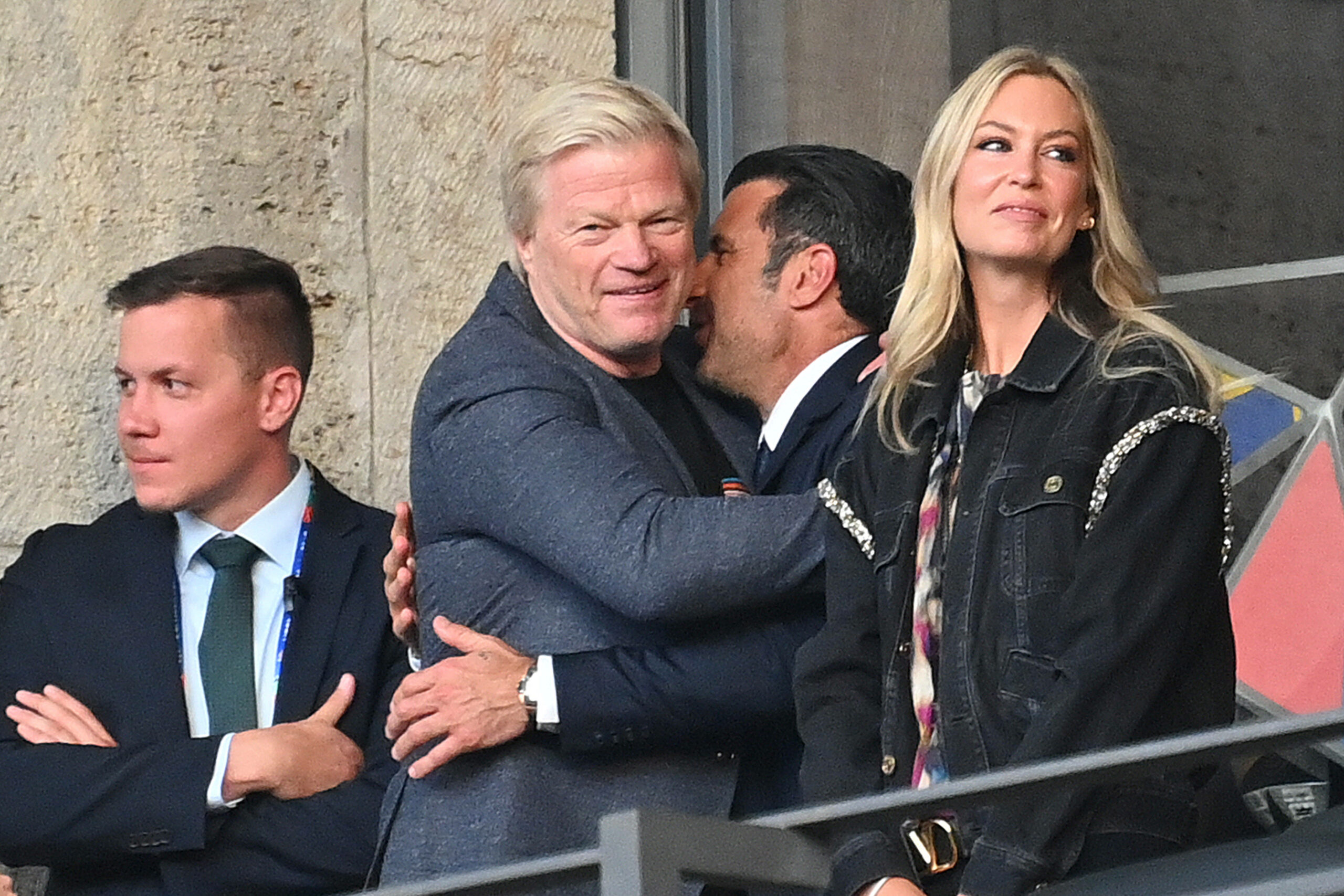 Oliver Kahn umarmt Luis Figo auf der Tribüne beim EM-Finale neben Svenja Kahn