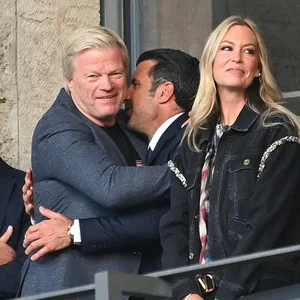 Oliver Kahn umarmt Luis Figo auf der Tribüne beim EM-Finale neben Svenja Kahn