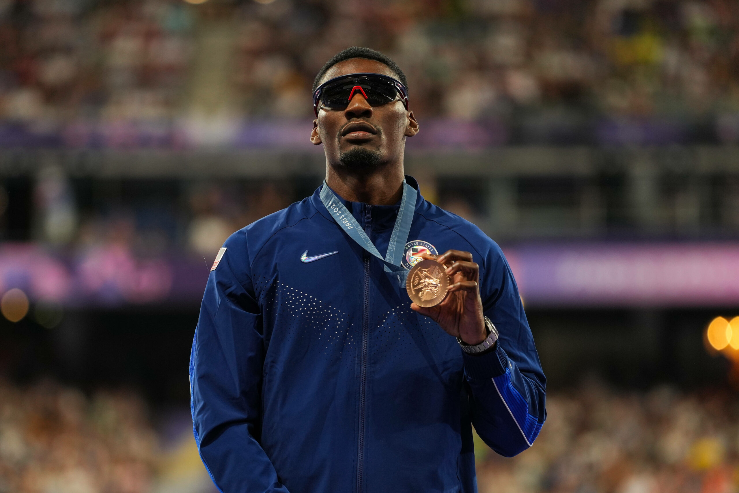 Fred Kerley posiert mit seiner Bronze-Medaille