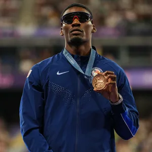 Fred Kerley posiert mit seiner Bronze-Medaille