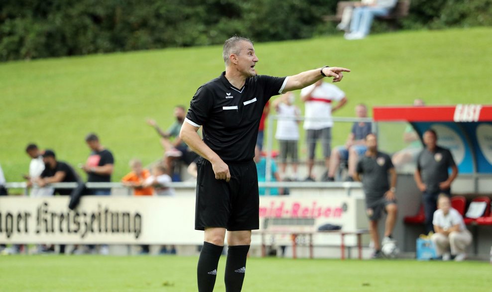 Knut Kircher als Schiedsrichter bei einem Fußballspiel