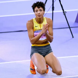 Malaika Mihambo kniet bei den Olympischen Spielen 2024 in Paris auf der Bahn