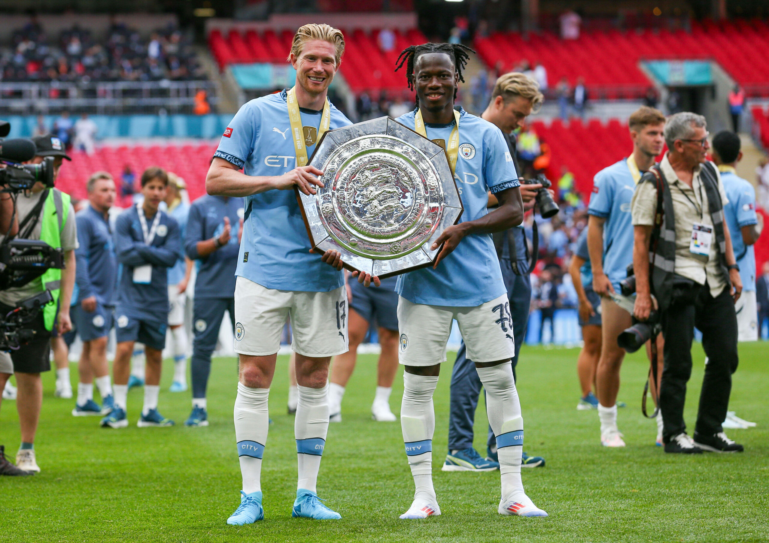 Kevin de Bruyne und Issa Kaboré halten die Community Shield-Trophäe