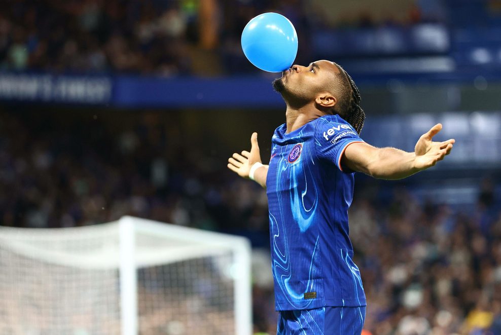 Christopher Nkunku jubelt mit einem Luftballon