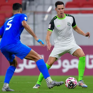 Julian Draxler dribbelt auf seinen Gegenspieler zu