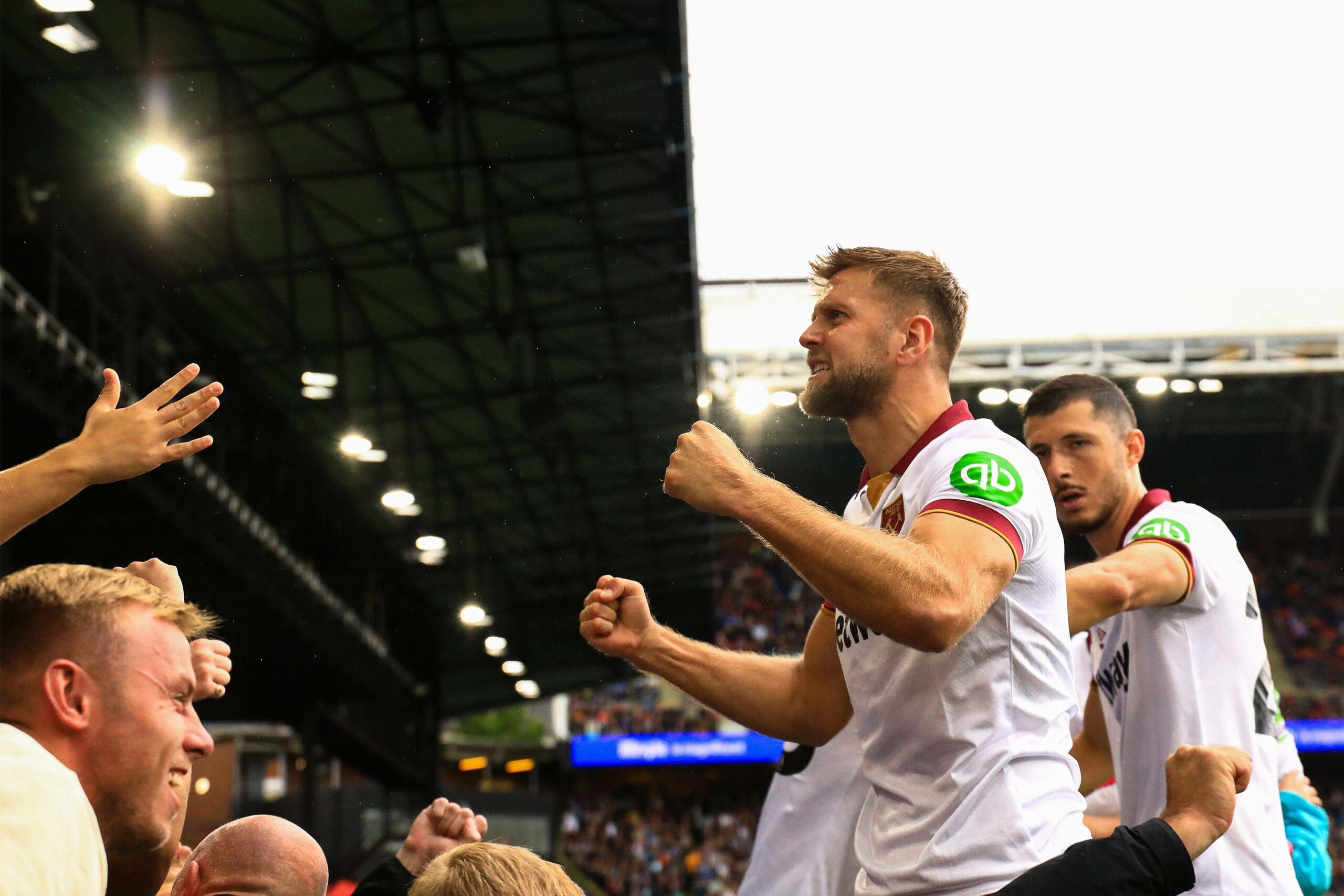 Niclas Füllkrug jubelt vor den West Ham Fans