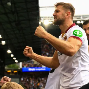 Niclas Füllkrug jubelt vor den West Ham Fans