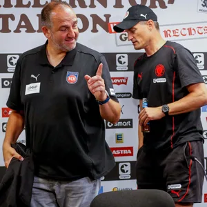 Frank Schmidt und Alexander Blessin witzeln nach der Pressekonferenz nach dem Spiel zwischen St. Pauli und Heidenheim am Millerntor.