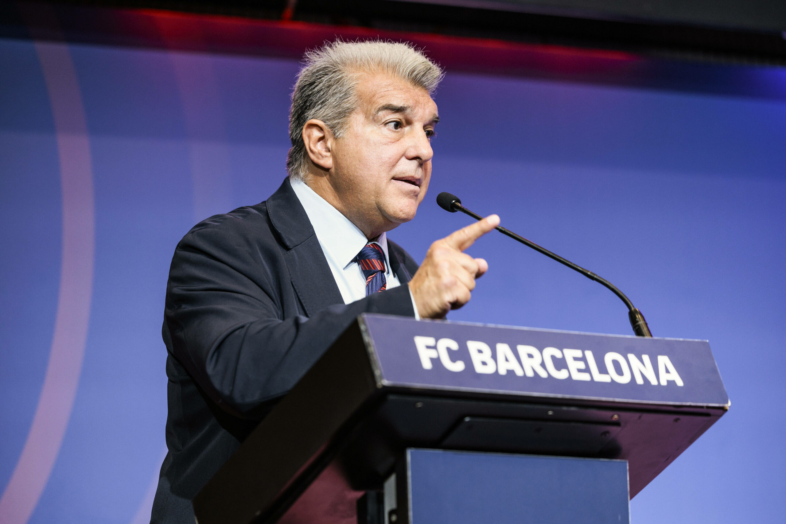 Joan Laporta redet mit erhobenen Zeigefinger