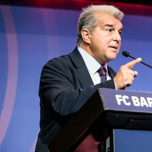 Joan Laporta redet mit erhobenen Zeigefinger