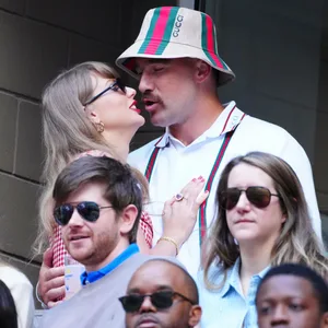 Travis Kelce und Freundin Taylor Swift umarmen sich