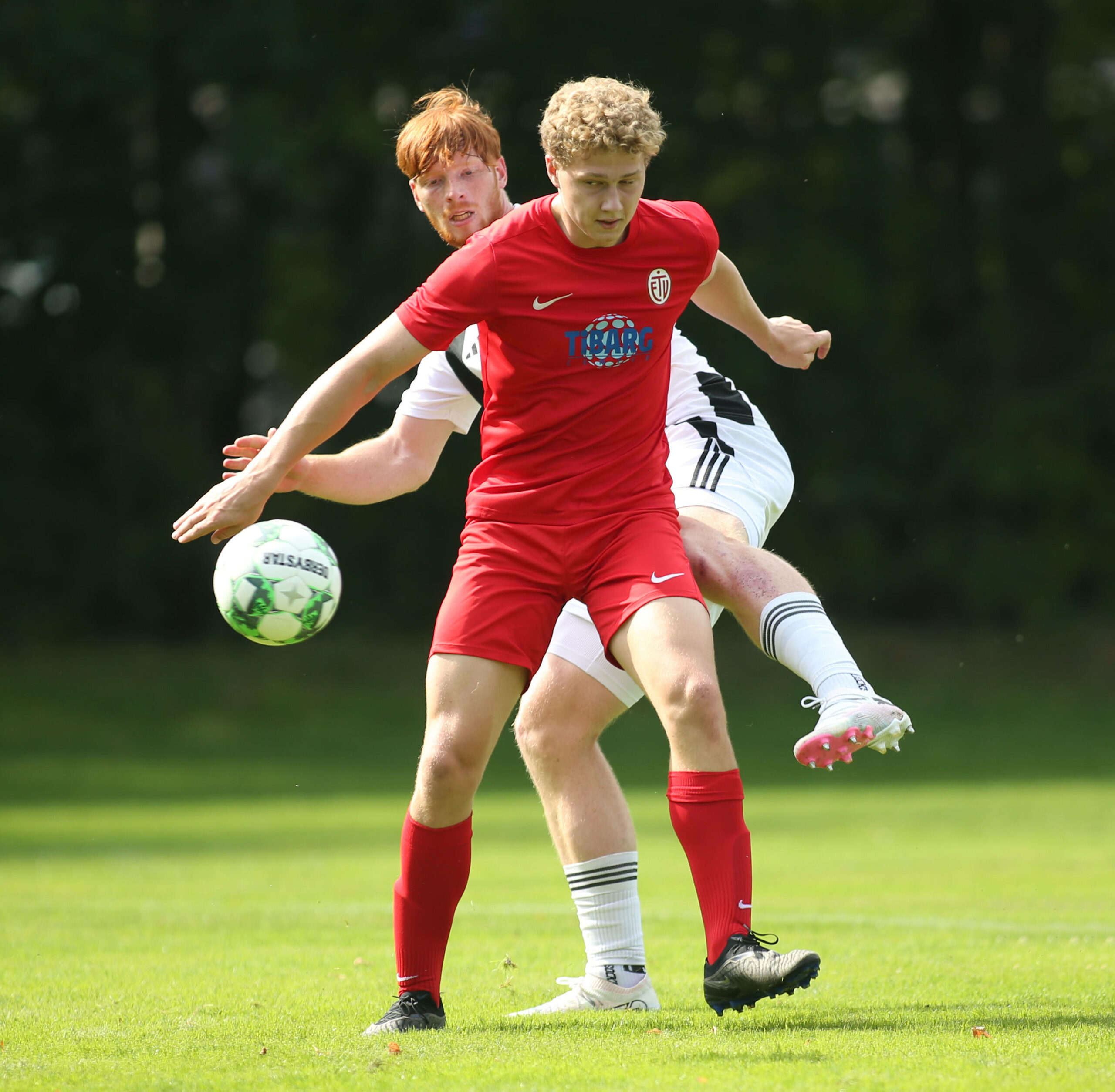 Piet Scobel versucht den Ball zu behaupten