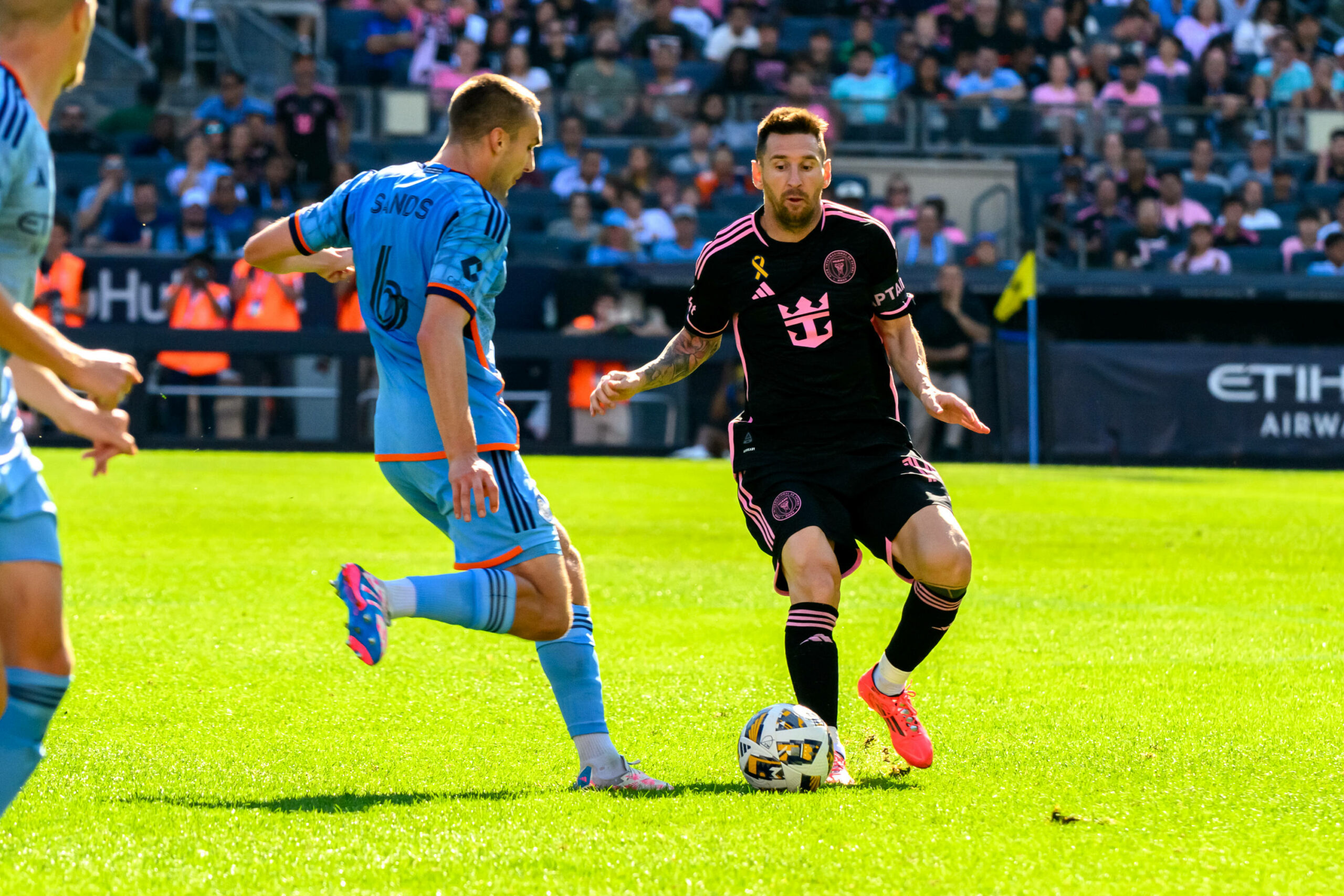 James Sands im Duell mit Lionel Messi