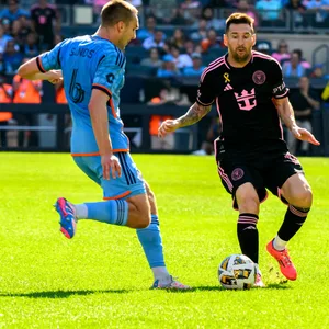 James Sands im Duell mit Lionel Messi