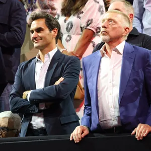 Boris Becker beim Laver Cup auf der Tribüne an der Seite von Roger Federer