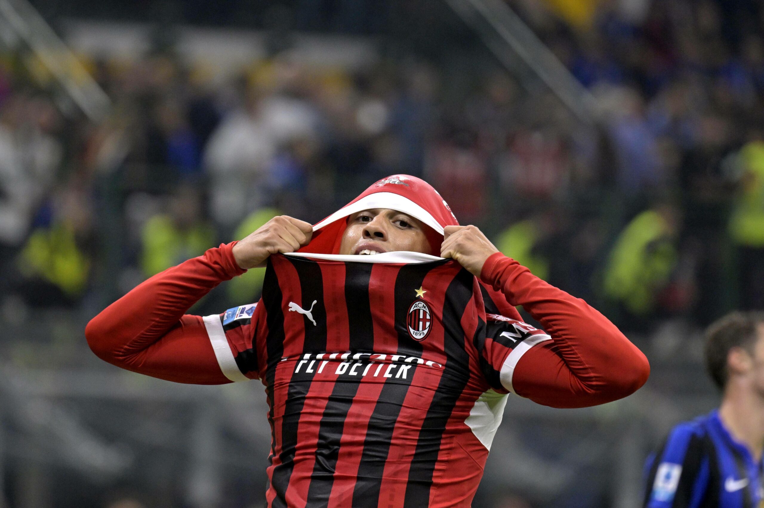 Noah Okafor vergräbt sein Gesicht im Trikot