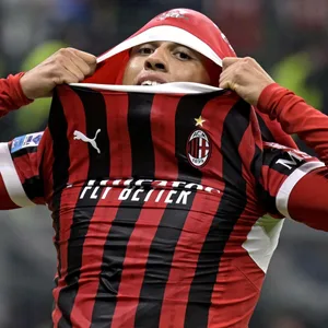 Noah Okafor vergräbt sein Gesicht im Trikot