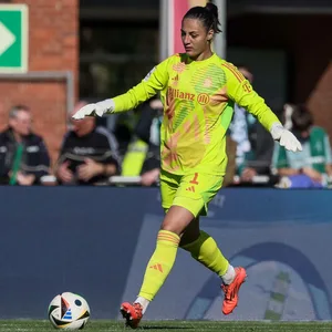 FC Bayern-Torfrau Maria Luisa (Mala) Grohs beim Torabschlag